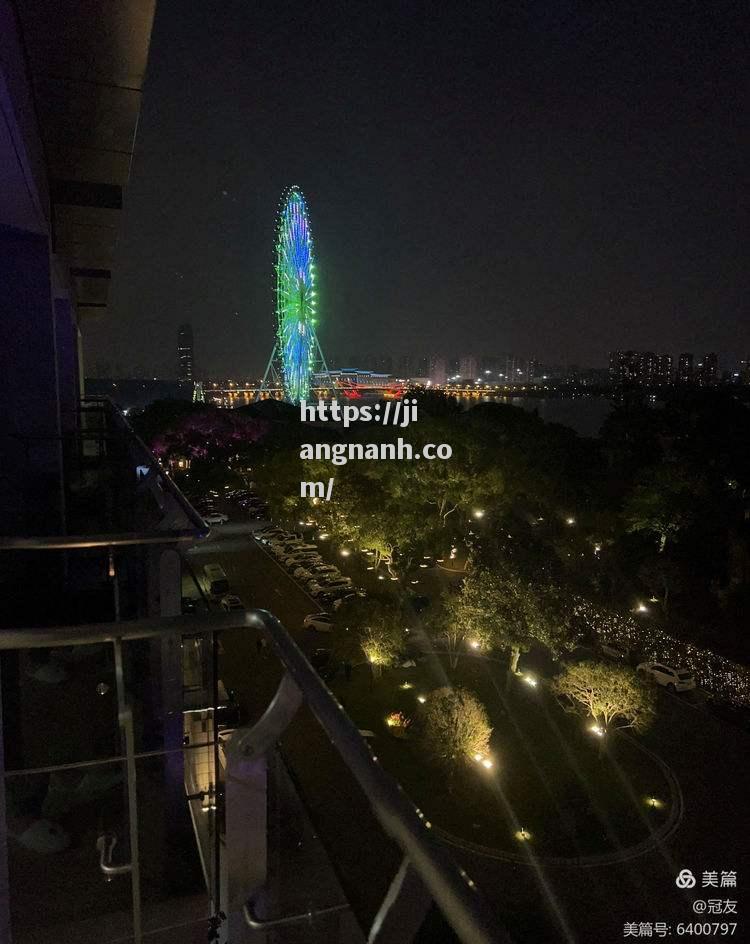 江南体育-精彩的足球赛事在夜幕降临时展开，引人入胜